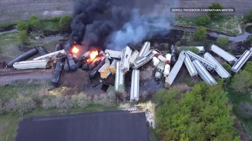Vlak v plamenech. V americkém městě vykolejilo 47 vagonů